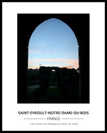Cliquez pour agrandir vue des ruines de l'abbaye, enchainement d'ouvertures gothiques légèrement dans la pénombre, se distinguant légèrement de l'espace vert alentour. A travers d'une ouverture gothique, on voit le ciel bleu, orange et rose marqué par des traces d'avions,