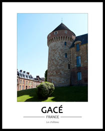 Cliquez pour agrandir Grosse tour du château de Gacé et façades de maisons dans le