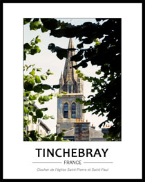 clocher de l'�glise Saint-Pierre et Saint-Paul et des toits des maisons situ�es devant. La photo est prise dans l'axe d'une all�e d'arbres dont les feuilles largement pr�sentes sur la photo viennent apporter une touche v�g�tale � cet �difice de pierr