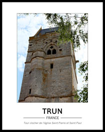 Cliquez pour agrandir Tour de l'église de Trun, entourée d'arbres dont on voit les