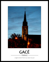 Fin de la nuit � Gac�, le clocher de l'�glise encore �clair� se pr�sente sur un fond de ciel bleu d'�te, il va faire beau, le soleil va bient�t arriver.