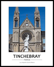 fa�ade de la chapelle dont on voit les deux tours centr�es sur la photo. Au centre et en bas on voit le haut de la statue blanche de Jeanne d'Arc. On voit aussi la belle rosace de la chapelle derri�re Jeanne d'Arc