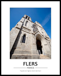 vue de la fa�ade de l'�glise, prise avec un angle large juste au pied de l'�glise pour accentuer les hauteurs de l'�difice
