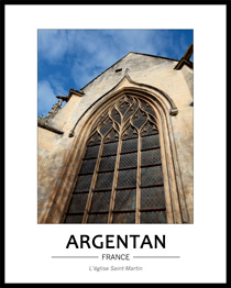 Grand vitrail en fa�ade de l'�glise et ciel bleu