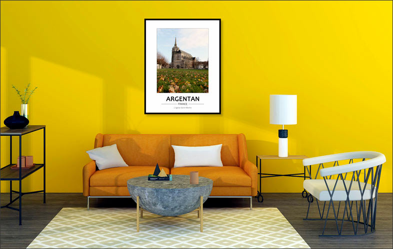 L’image présente un salon au style contemporain, dominé par un mur jaune vif qui donne une ambiance lumineuse et énergique. Un canapé orange, assorti à la palette chaude, est placé au centre, accompagné d’une table basse ronde en pierre et de quelques éléments décoratifs minimalistes.
Le mobilier mêle modernité et légèreté, avec une étagère fine en métal, une lampe au design épuré et un fauteuil aux lignes graphiques. Un tapis clair vient adoucir l’ensemble et structurer l’espace.
Au mur, un cadre met en valeur une photographie de l’église Saint-Martin d’Argentan (dans l’Orne) en automne, apportant une dimension patrimoniale et artistique à la pièce. Cette image crée un contraste intéressant entre décoration contemporaine et patrimoine architectural, tout en servant de point focal visuel.