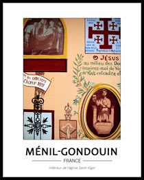 Cliquez pour agrandir la photo présente un exemple de ce que l'on peut voir partout dans l'église c'est à dire de multiples inscriptions colorées présentant la vie des saints et d'autres persnnages religieux