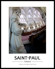 on voit une vue large�: � gauche une statue probablement saint Joseph et l'Enfant J�sus (l'homme tient l'enfant par la main), sur le reste de la photo�: large de l'int�rieur de l'�glise, les murs et les vo�tes sont bien blancs