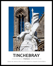 Au centre de la petite place situ�e devant la chapelle Sainte-Marie se tient la statue de Jeanne d'Arc, de couleur blanche. On voit le haut de son corps � partir de sa taille, elle est en armure, porte un �tendard. Au fond on voit floue une des tours