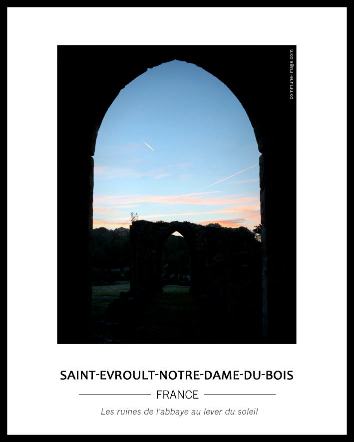 vue des ruines de l'abbaye, enchainement d'ouvertures gothiques l�g�rement dans la p�nombre, se distinguant l�g�rement de l'espace vert alentour. A travers d'une ouverture gothique, on voit le ciel bleu, orange et rose marqu� par des traces d'avions,