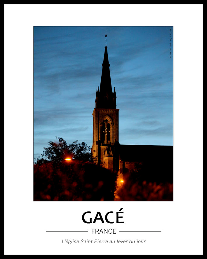 Cliquez pour agrandir Fin de la nuit à Gacé, le clocher de l'église encore éclairé se présente sur un fond de ciel bleu d'éte, il va faire beau, le soleil va bientôt arriver.