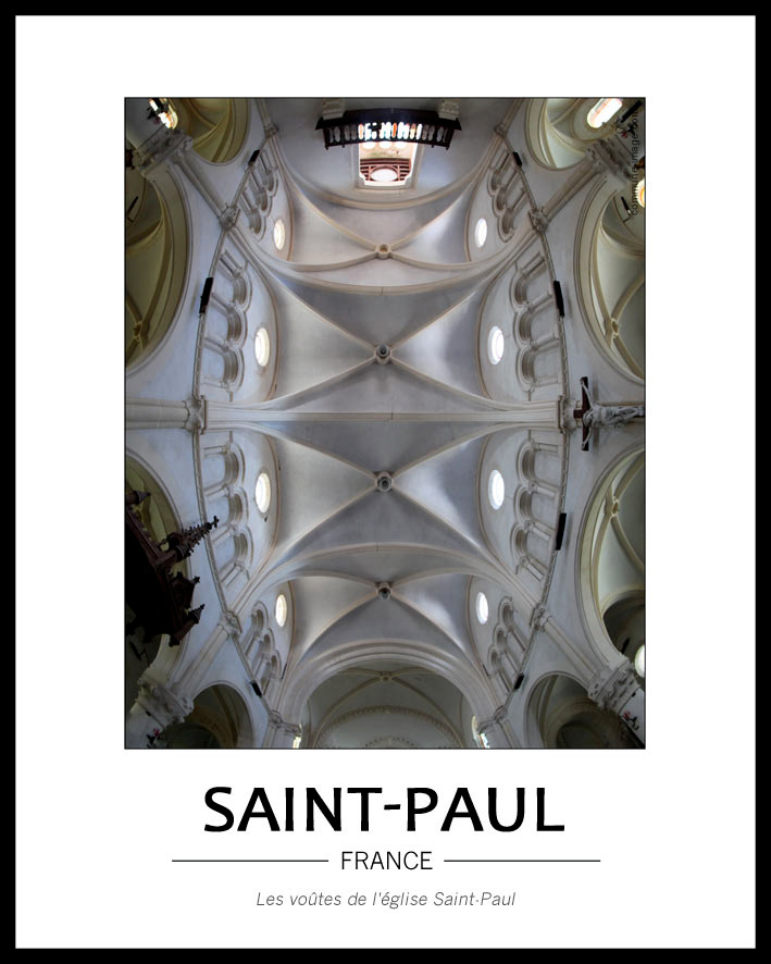 On voit l'int�gralit� des vo�tes de l'�glise gr�ce � l'utilisation d'un grand angle. On voir bien la couleur blanche des vo�tes et des murs qui donne de la clart� � l'�glise