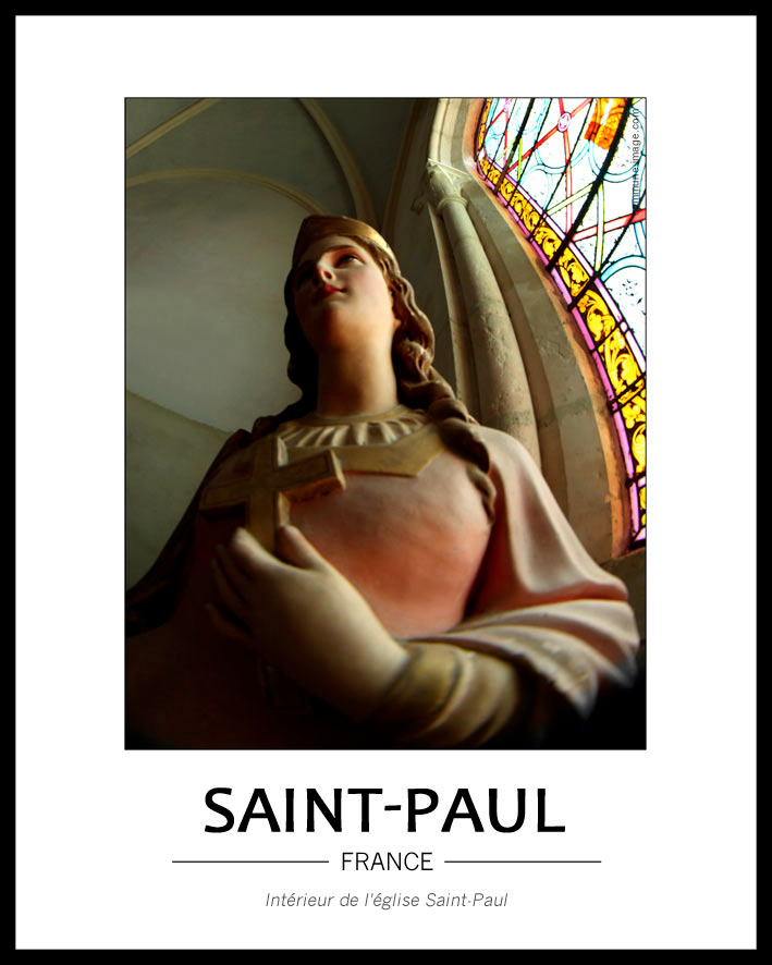 Cliquez pour agrandir Vue d'une statue (sainte-thérèse ou sainte Philomène) en contre-plongée, le visage éclairée par un vitrail proche