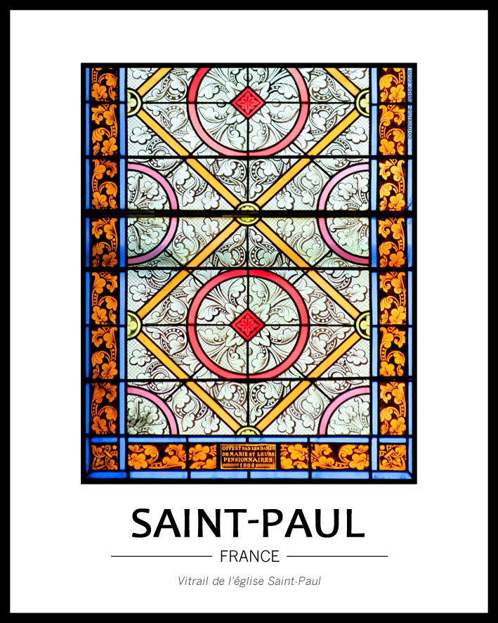 vue d'un vitrail de l'�glise, ici ce ne sont pas des personnages ou des sc�nes qui sont repr�sent�s, ce sont des motifs graphiques, d'inspiration fleurale, l'ensemble est r�hauss� de couleurs