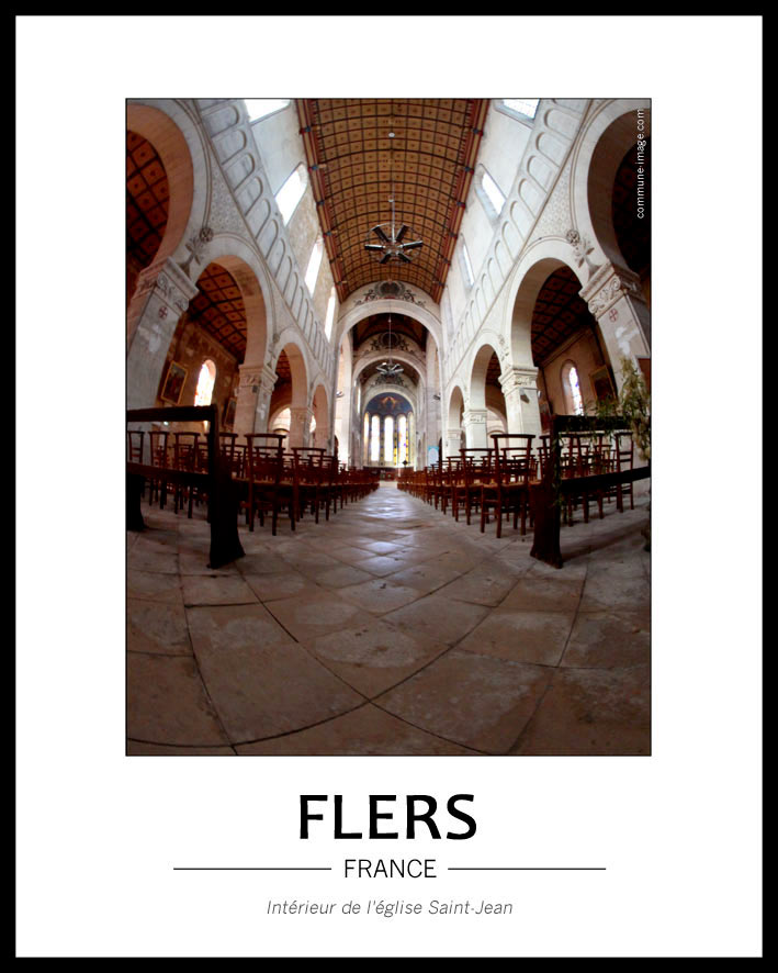 vue panoramique de l'all�e centrale, de la nef et des vaisseaux adjacents. Les plafonds sont originaux, d�cor�s de motifs carr�s de couleur ocre, marqu�s d'un rond bordeaux central, on aper�oit au fond le ciel bleu �toil� du choeur