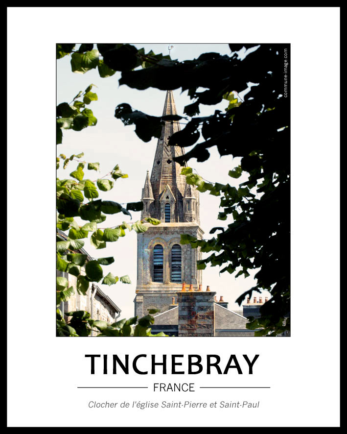 clocher de l'�glise Saint-Pierre et Saint-Paul et des toits des maisons situ�es devant. La photo est prise dans l'axe d'une all�e d'arbres dont les feuilles largement pr�sentes sur la photo viennent apporter une touche v�g�tale � cet �difice de pierr