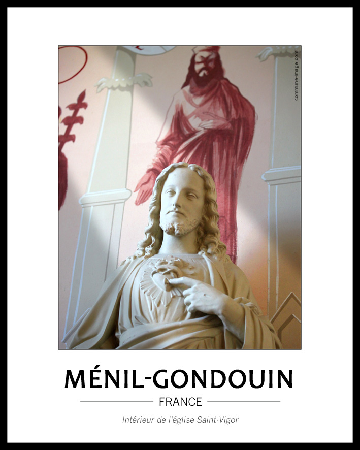Cliquez pour agrandir vue d'une statut de Jésus sur fond de décor peint qui montre le mélange dans cette église d'objets et d'illustration peinte. La statue est éclairée par un rayon de soleil