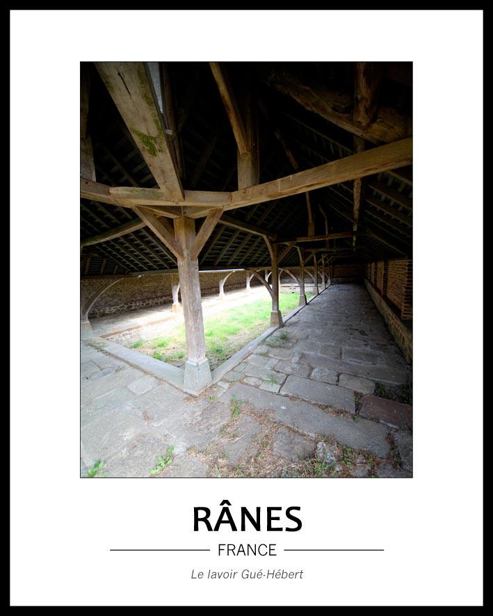 Cliquez pour agrandir vue panoramique du lavoir Gué-Hebert, avec détail de la charpente, depuis un angle