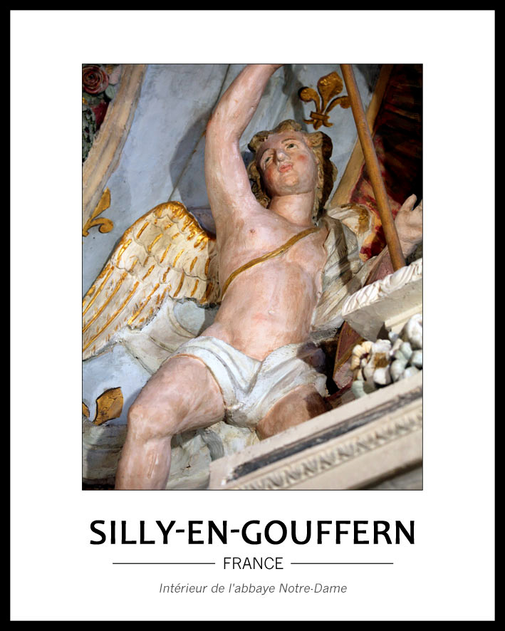 d�cor polychrome repr�sentant un ange sur les hauteurs de l'�glise, � l'int�rieur