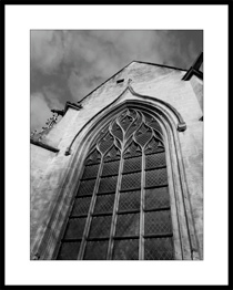 Grand vitrail en fa�ade de l'�glise et ciel bleu