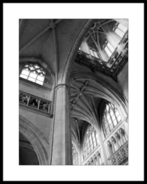 Croisement d'ogives et vitraux