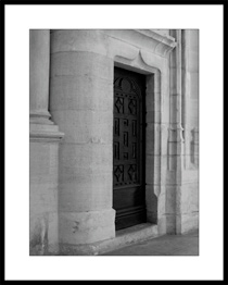 Int�rieur en pierres taill�es et porte dans l'�glise