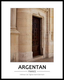 Int�rieur en pierres taill�es et porte dans l'�glise