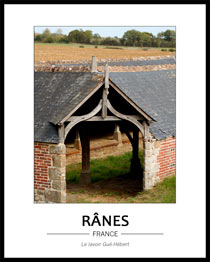 entr�e principale du lavoir Gu�-H�bert, encadrement de pierres grises et de poutres en accolade