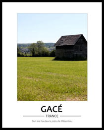 Cliquez pour agrandir Grange au milieu d'un champ avec en fond un panorama sur la