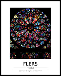 Vue de l'int�rieur de la grande rosace de l'�glise de la fa�ade de l'�glise, multiples vitraux color�s, chef-d��uvre de Jean Chaudeurge