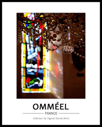 Jeux de lumi�re dans l'�glise avec en premier plan le bas d'un lustre � pampilles et au fond, flou, un virtrail apportant lumi�re et couleurs ton jaune