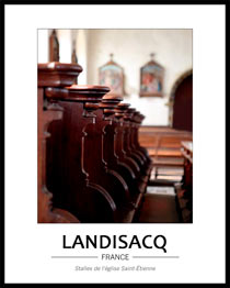 perspective de stalles de l'�glise, au fond l'entr�e de l'�glise entour�e de repr�sentation de sc�nes religieuses. Les stalles sont toujours des meubles de la liturgie agr�ables � regarder