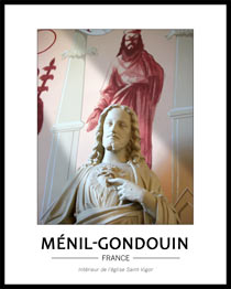 Cliquez pour agrandir vue d'une statut de Jésus sur fond de décor peint qui montre le mélange dans cette église d'objets et d'illustration peinte. La statue est éclairée par un rayon de soleil