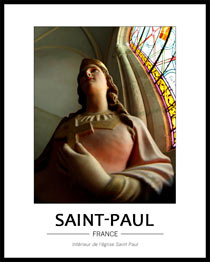 Vue d'une statue (sainte-th�r�se ou sainte Philom�ne) en contre-plong�e, le visage �clair�e par un vitrail proche