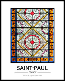 vue d'un vitrail de l'�glise, ici ce ne sont pas des personnages ou des sc�nes qui sont repr�sent�s, ce sont des motifs graphiques, d'inspiration fleurale, l'ensemble est r�hauss� de couleurs