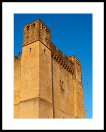 Cliquez pour agrandir Détail de façade du donjon au crépuscule